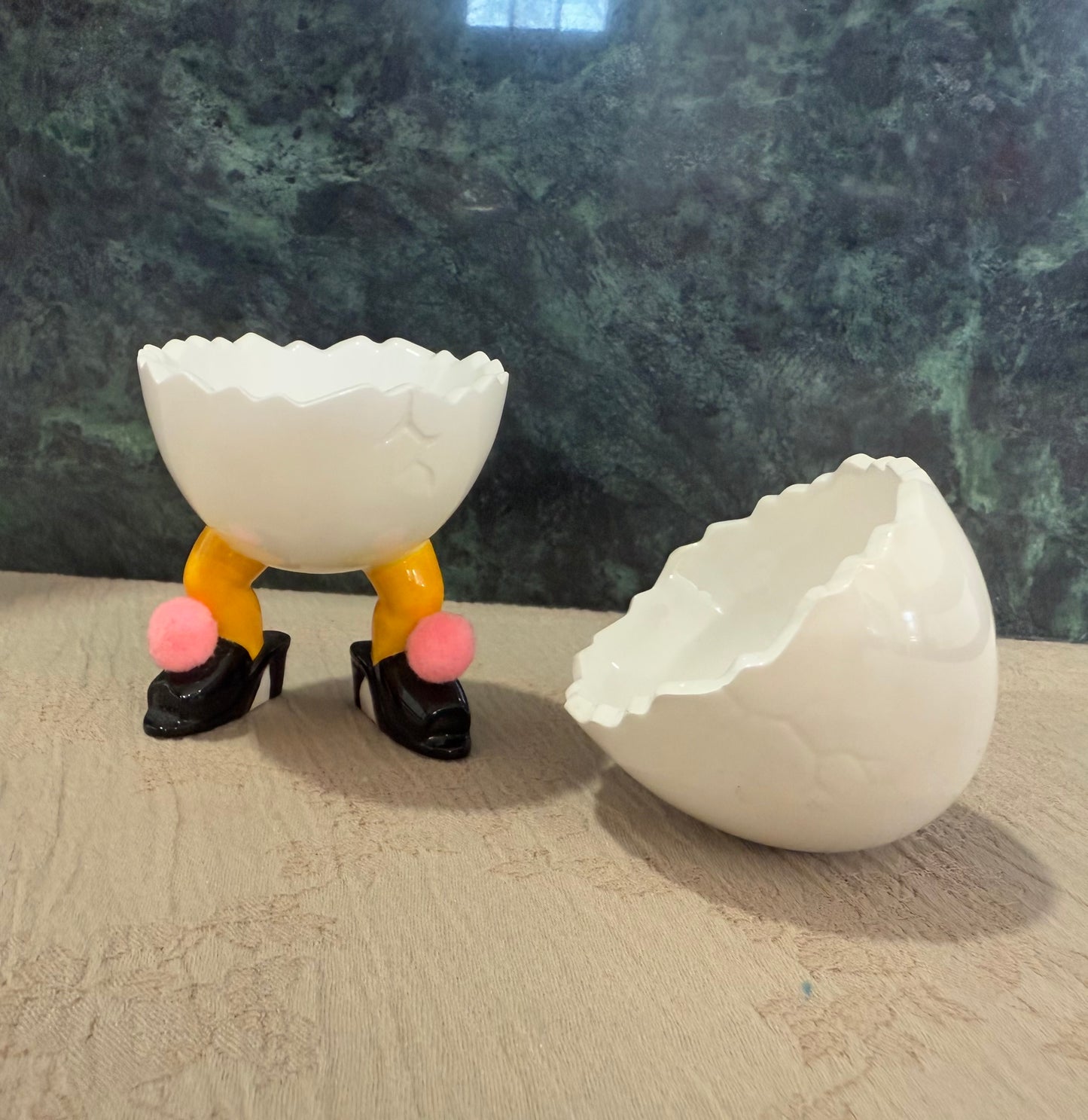 🥚 Cracked Egg Chicken Feet Ceramic Egg Cup – Whimsical Pink Breakfast Collectible