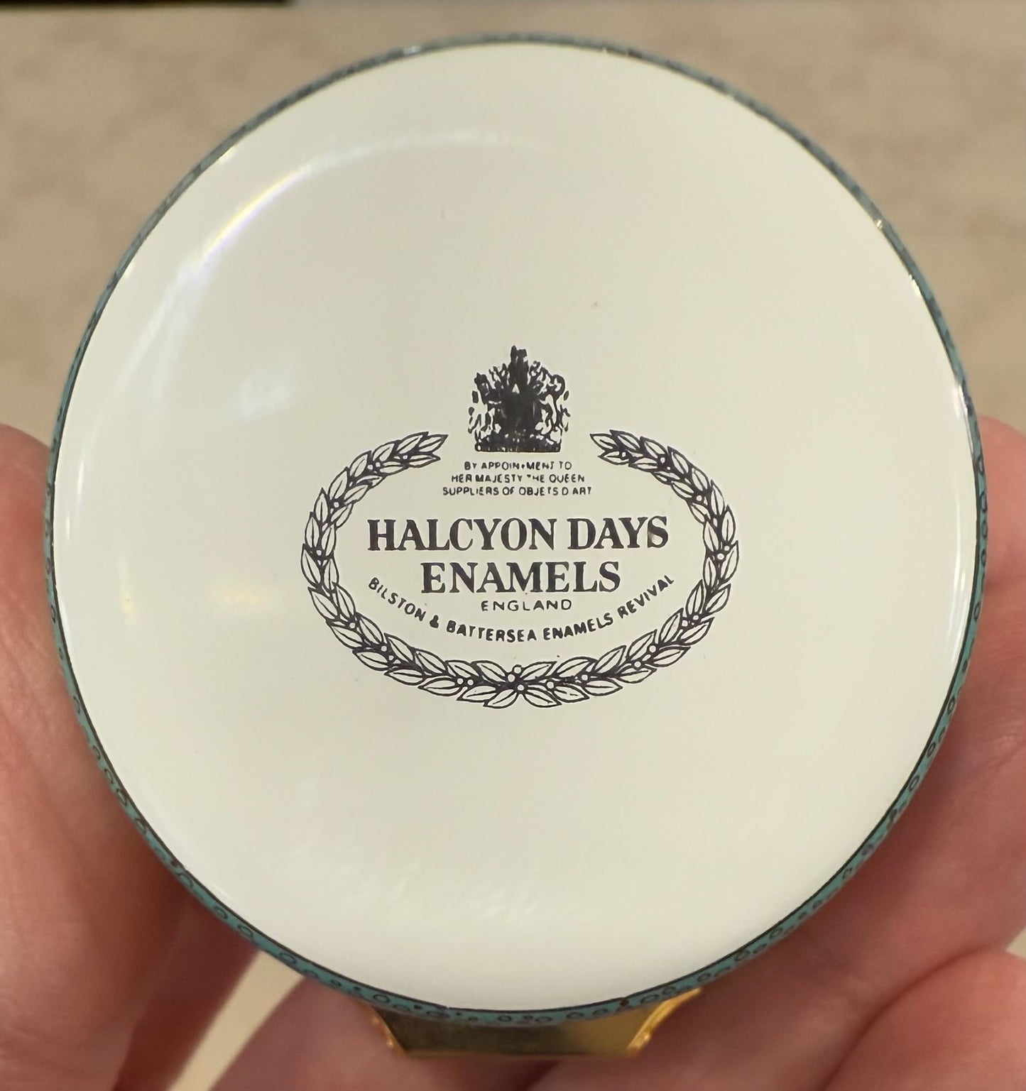 🐾 Halcyon Days English Enamel Trinket Box – Three Cats & Butterflies