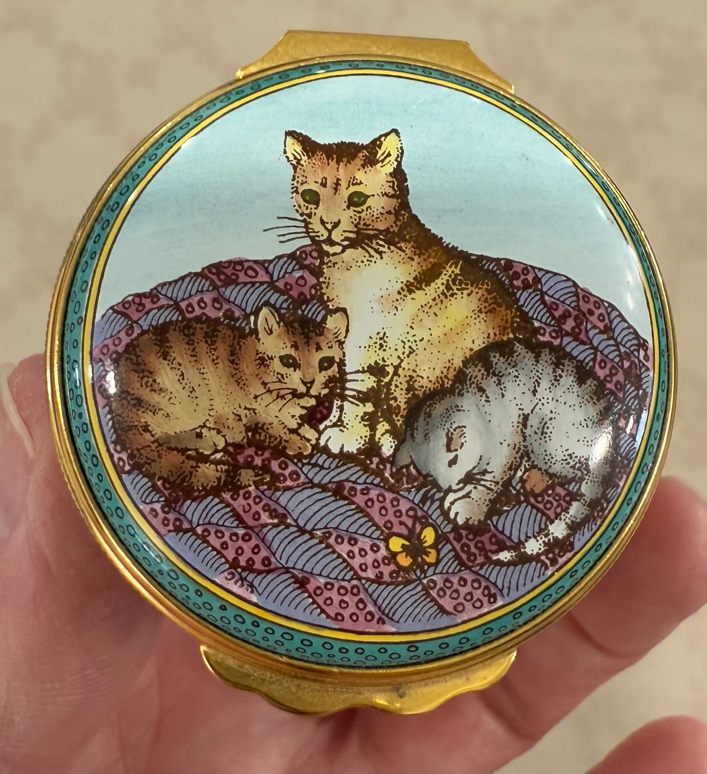 🐾 Halcyon Days English Enamel Trinket Box – Three Cats & Butterflies
