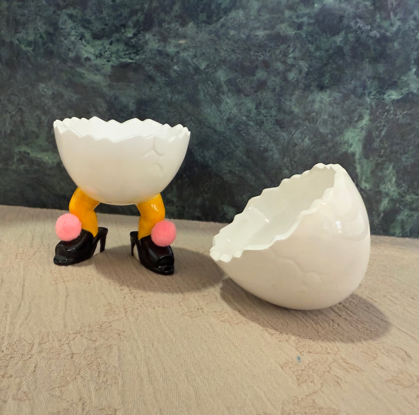 🥚 Cracked Egg Chicken Feet Ceramic Egg Cup – Whimsical Pink Breakfast Collectible