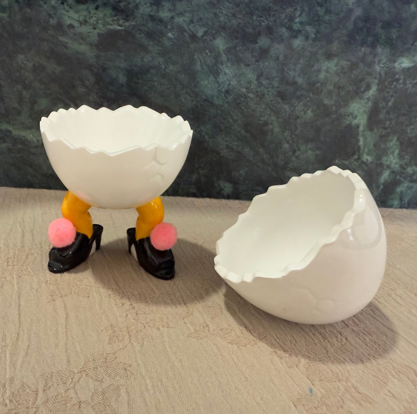 🥚 Cracked Egg Chicken Feet Ceramic Egg Cup – Whimsical Pink Breakfast Collectible
