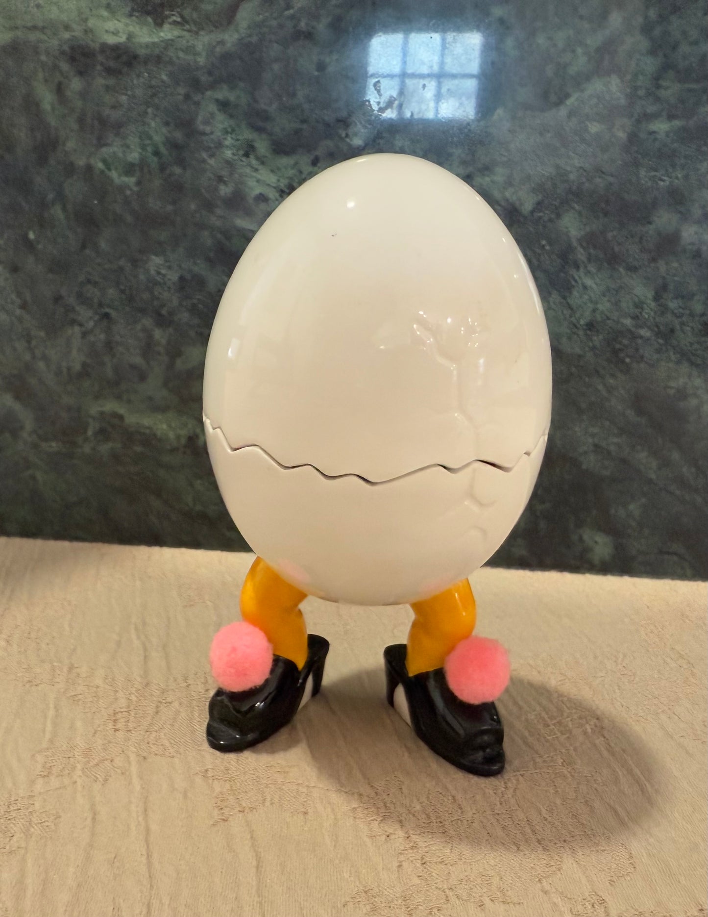 🥚 Cracked Egg Chicken Feet Ceramic Egg Cup – Whimsical Pink Breakfast Collectible