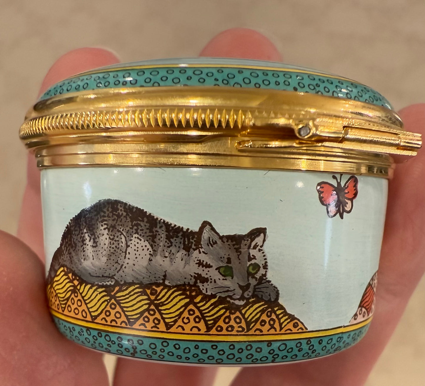🐾 Halcyon Days English Enamel Trinket Box – Three Cats & Butterflies