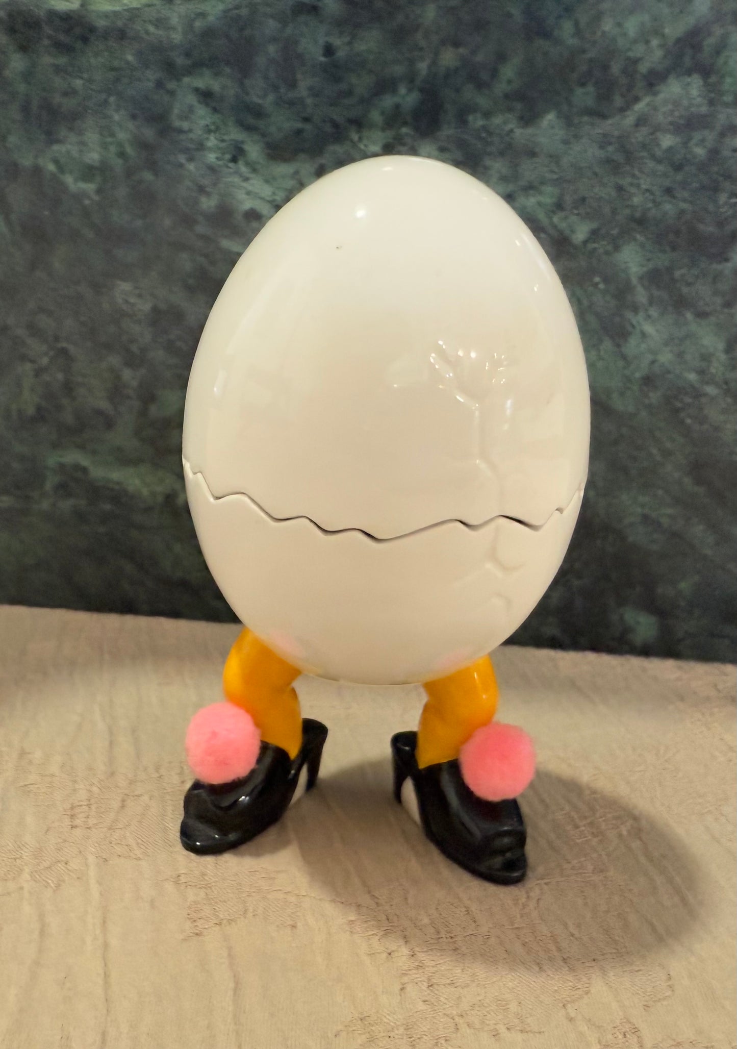 🥚 Cracked Egg Chicken Feet Ceramic Egg Cup – Whimsical Pink Breakfast Collectible