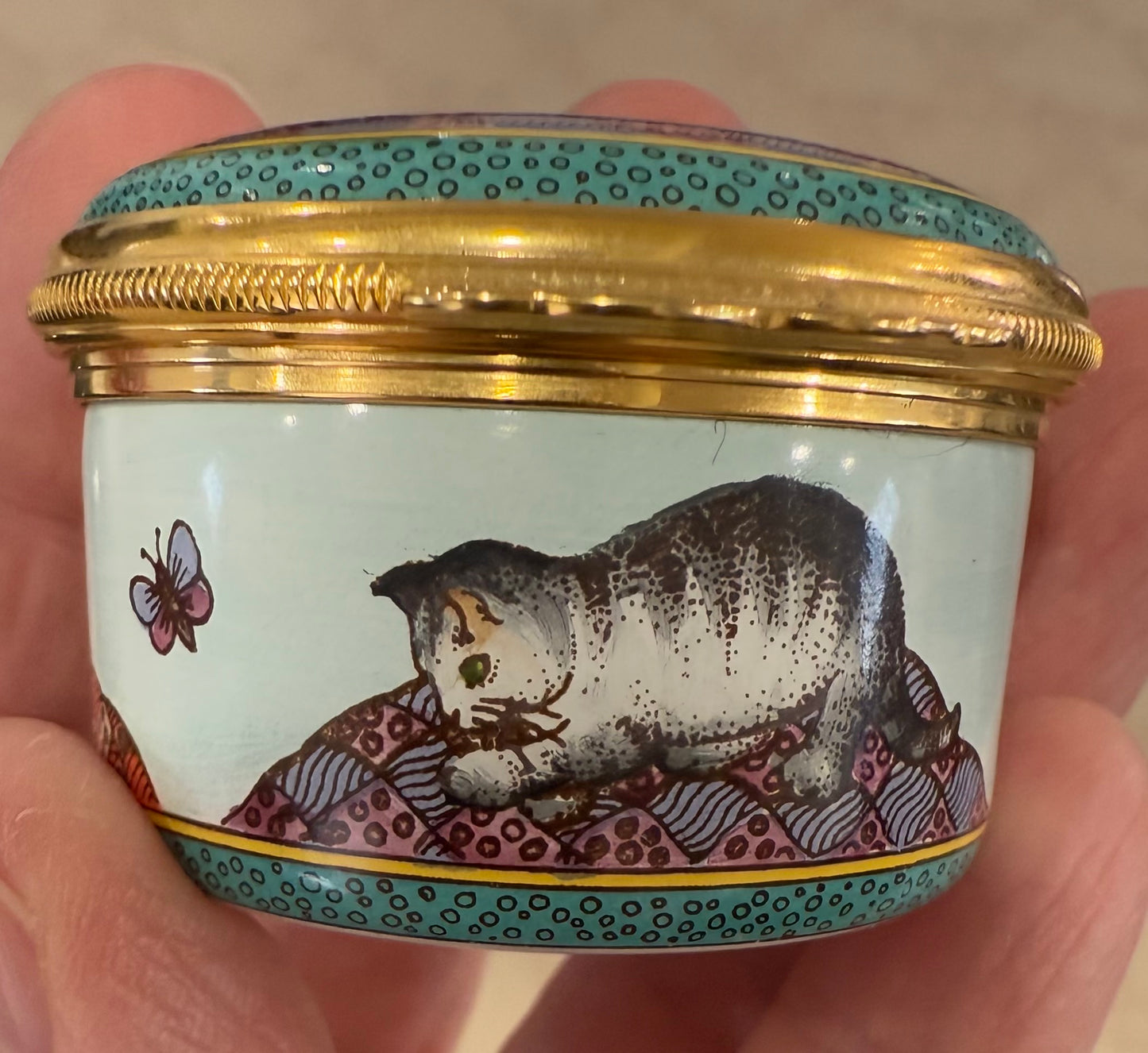 🐾 Halcyon Days English Enamel Trinket Box – Three Cats & Butterflies