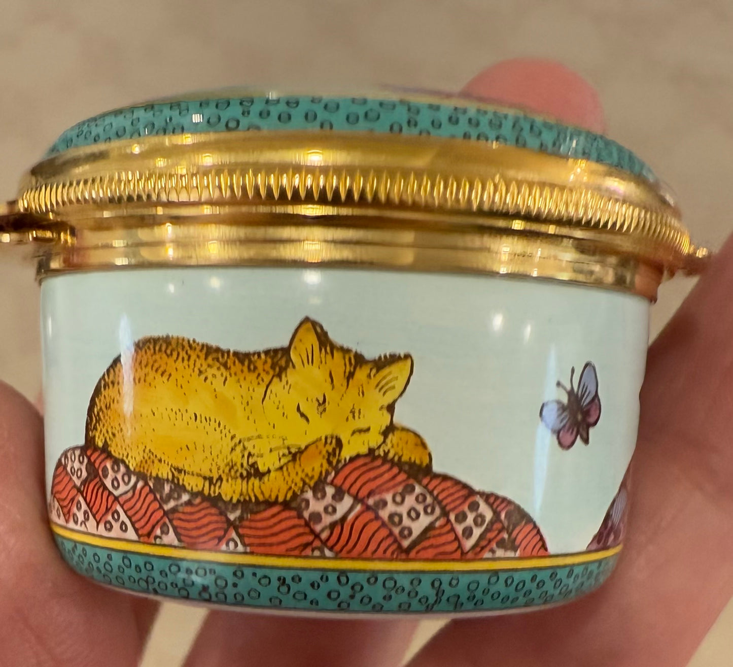 🐾 Halcyon Days English Enamel Trinket Box – Three Cats & Butterflies